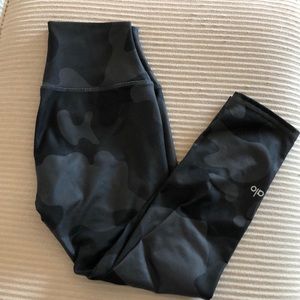 Alo High-Waist Airbrush Capri - Black Camo